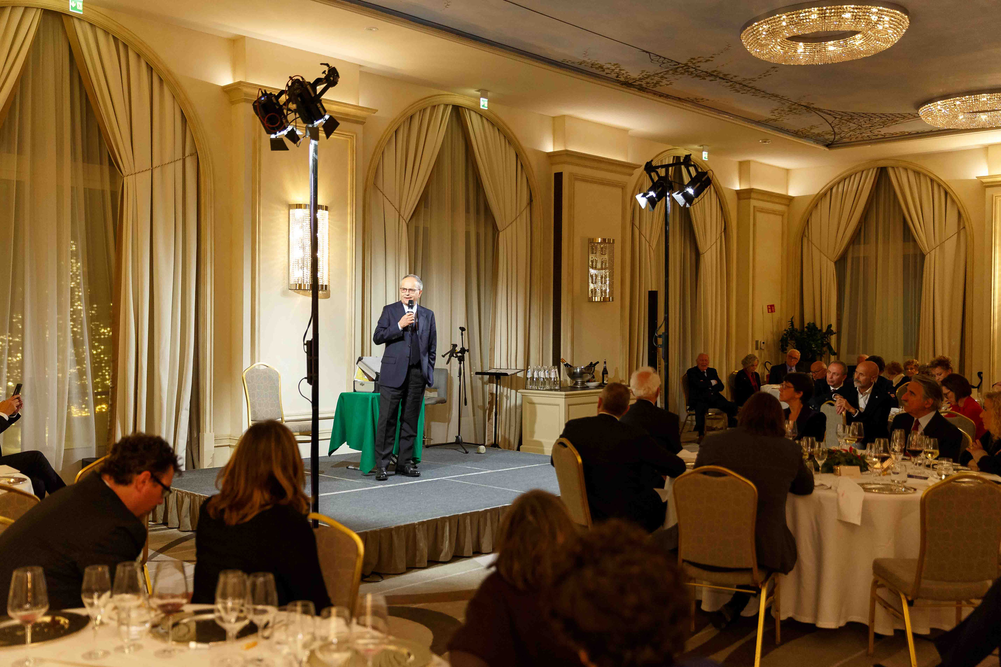 Foto evento business upiveb Panoramica della cena durante il discorso del CEO all'hotel principe di savoia