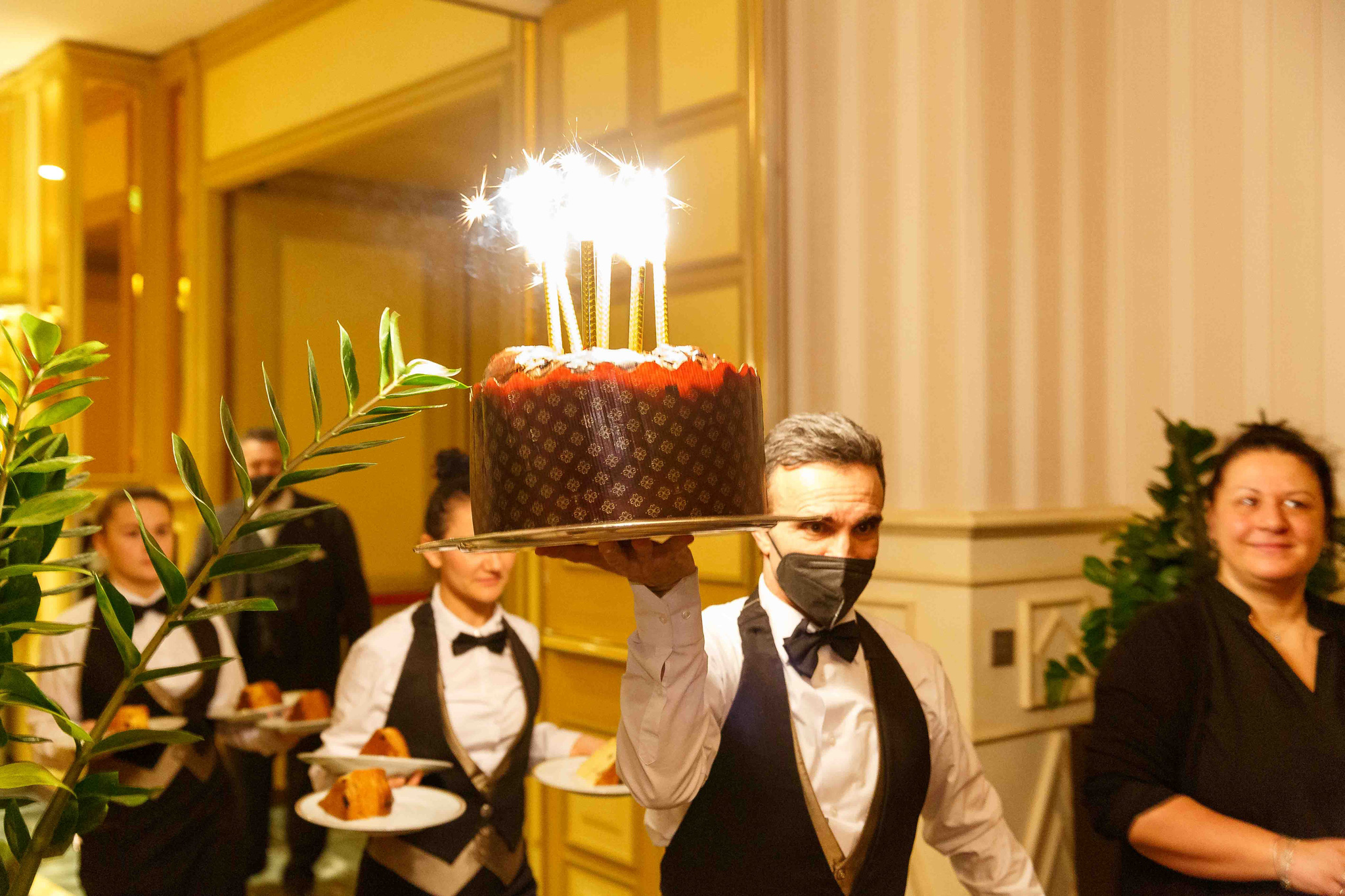 Foto evento business upiveb Cameriere dell'hotel principe di savoia porta una torta con le candeline