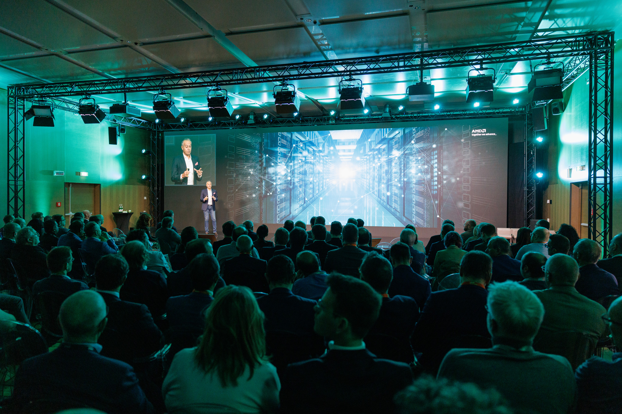 foto evento AMD foto della sala piena della sala conferenze dell'evento AMD