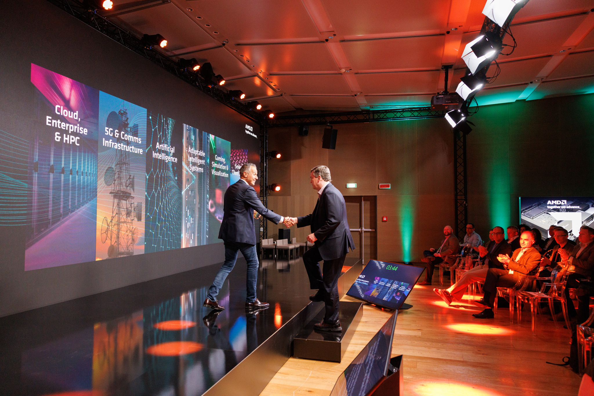 foto evento AMD foto della stretta di mano dei presentatori dell'evento AMD