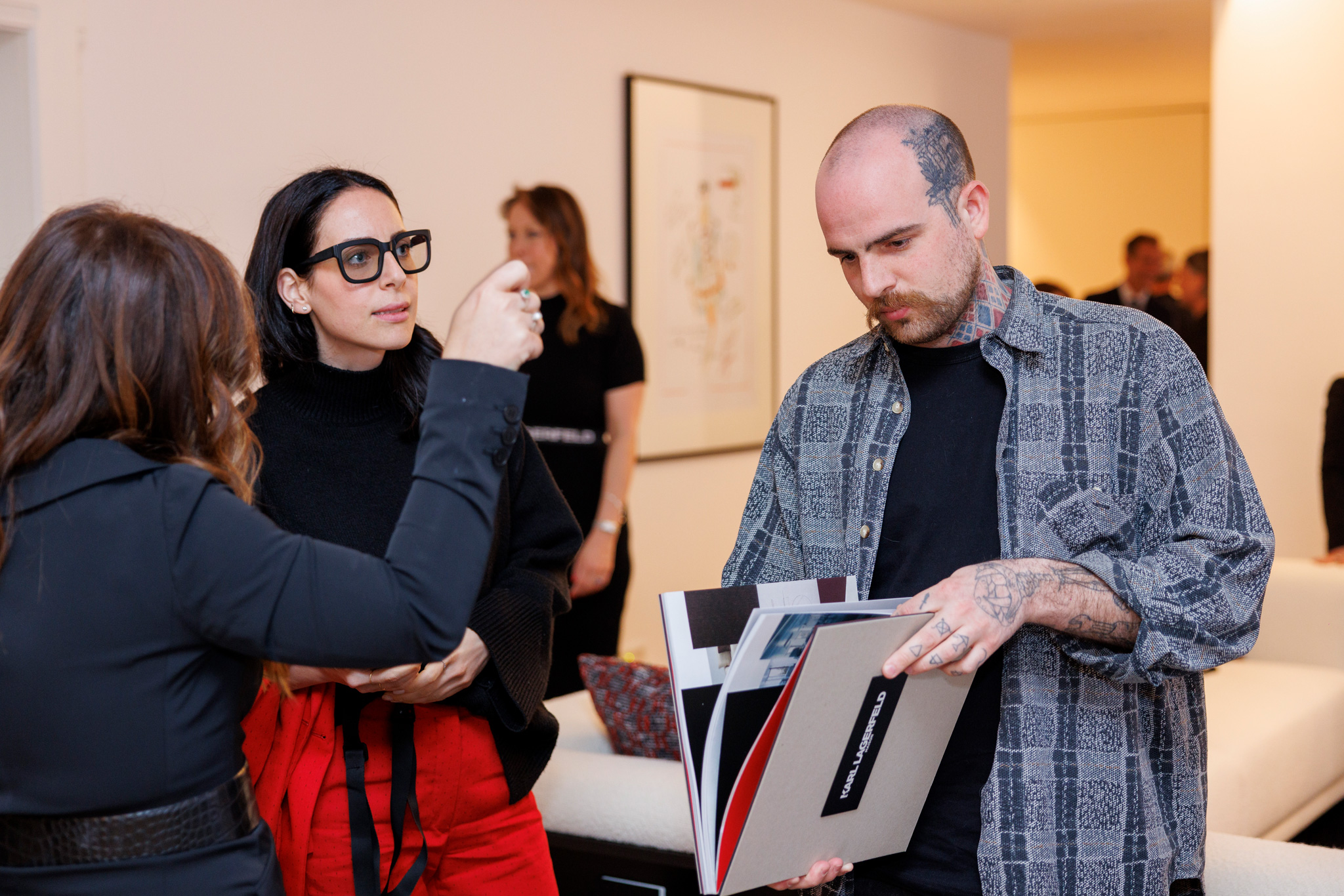 foto di partecipanti che guardano l'esposizione dell'evento karl lagerfeld