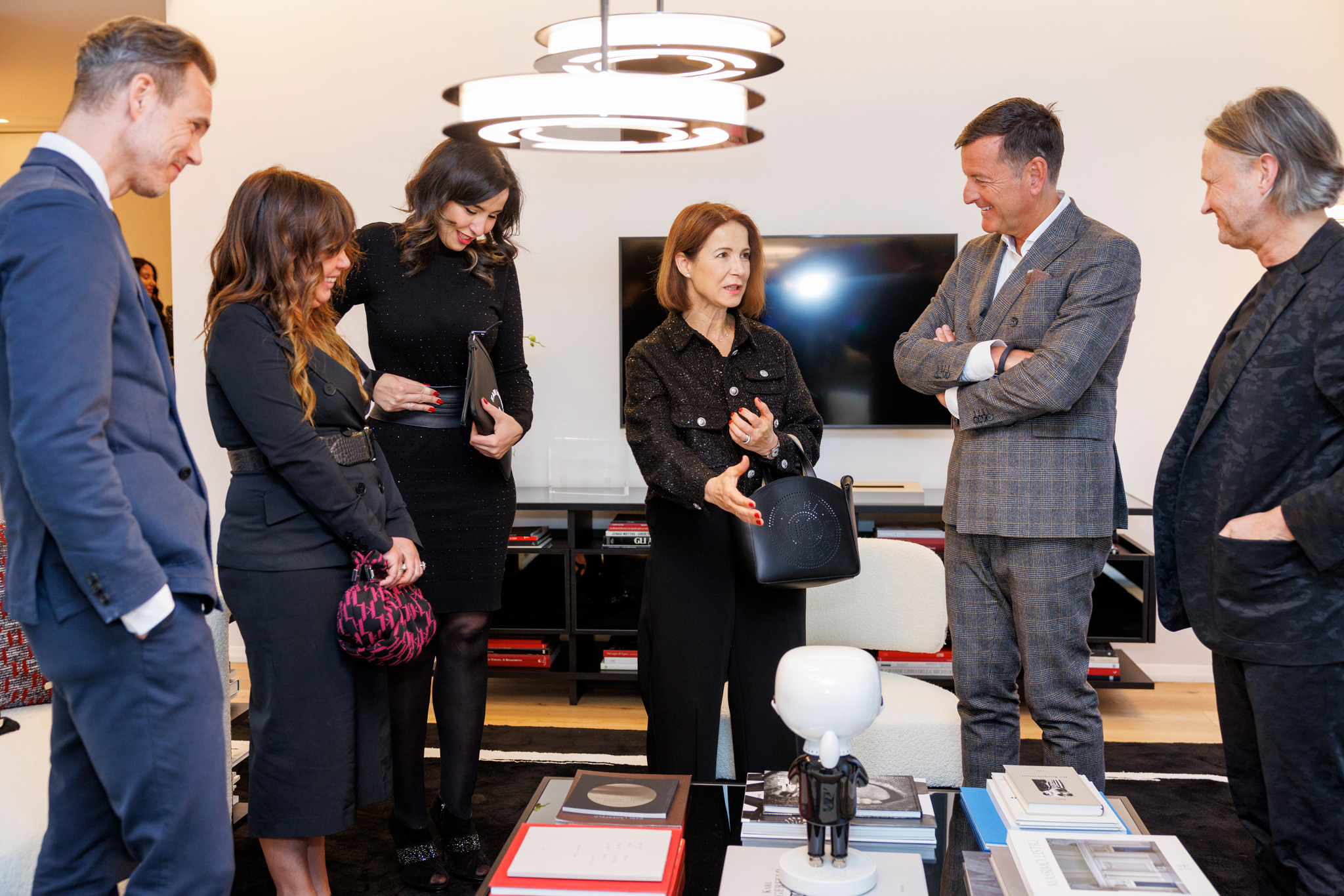 foto di partecipanti che conversano all'evento karl lagerfeld