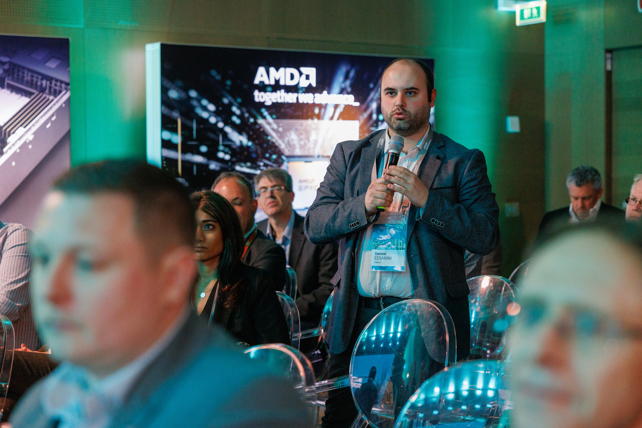foto evento AMD foto di uno spettatore che domanda al presentatore