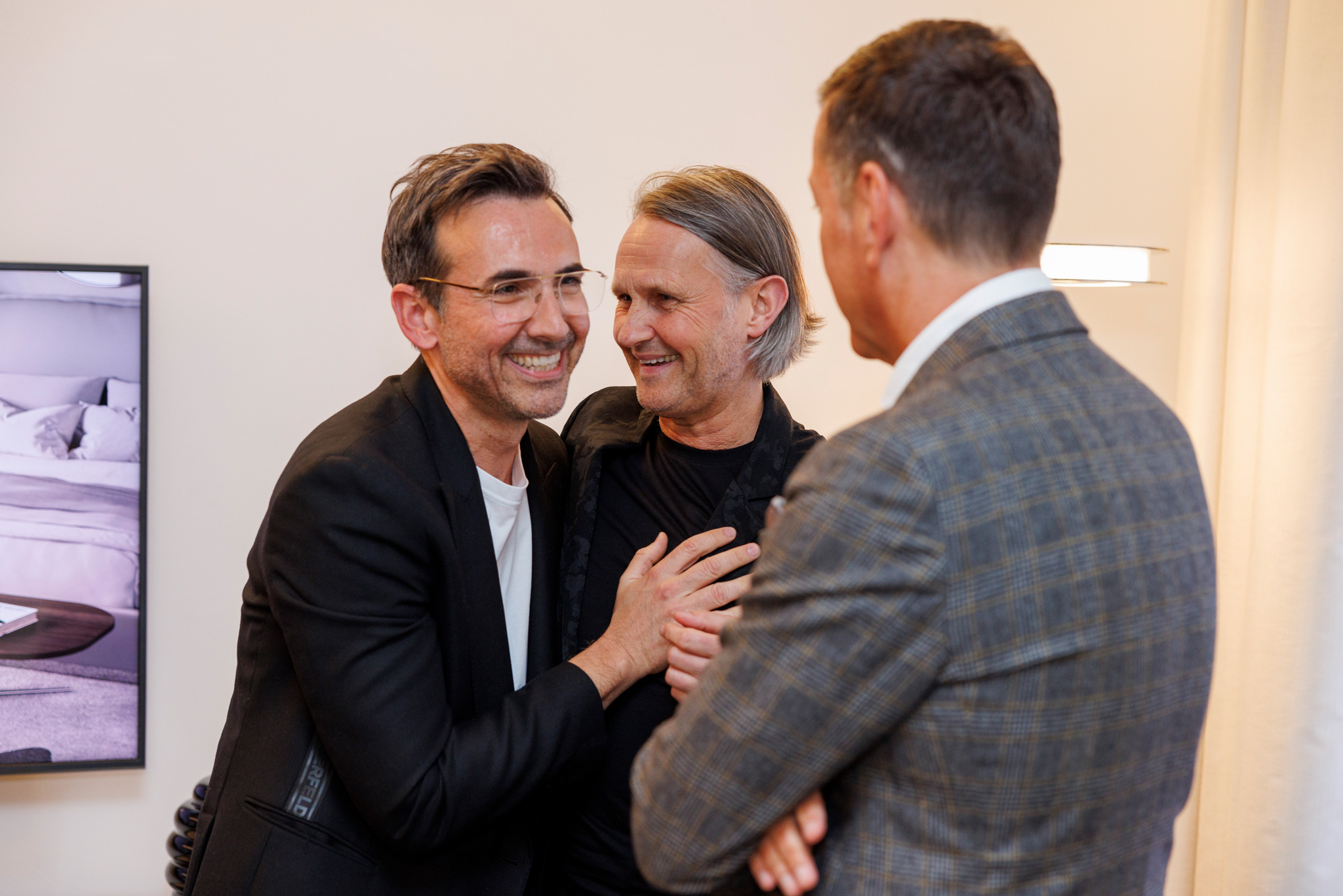 foto di partecipanti che conversano all'evento karl lagerfeld