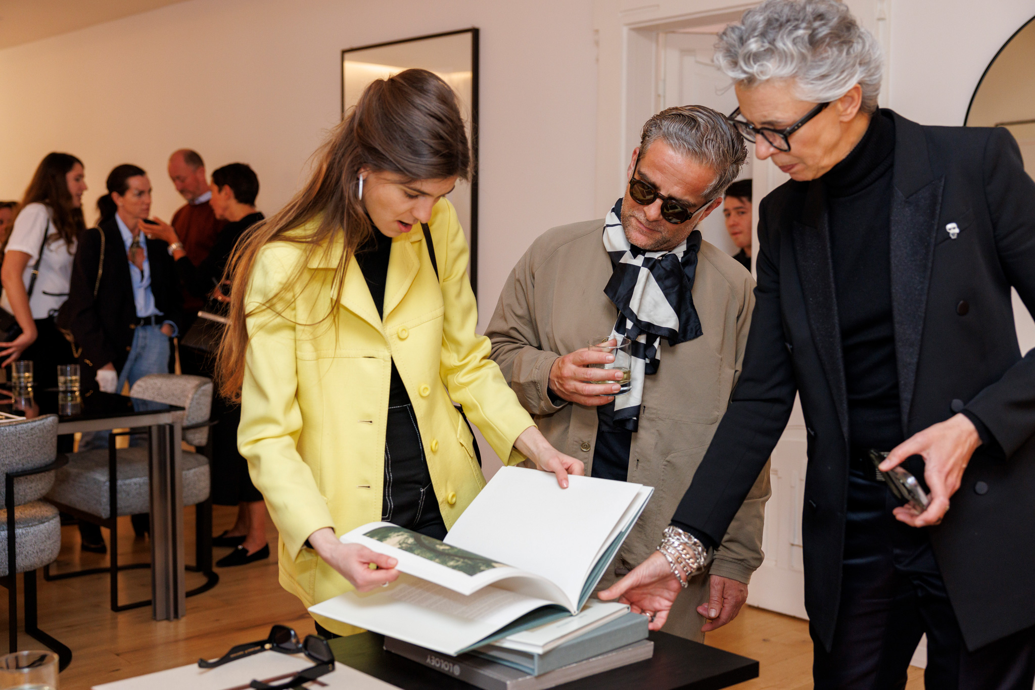 foto di partecipanti che conversano all'evento karl lagerfeld