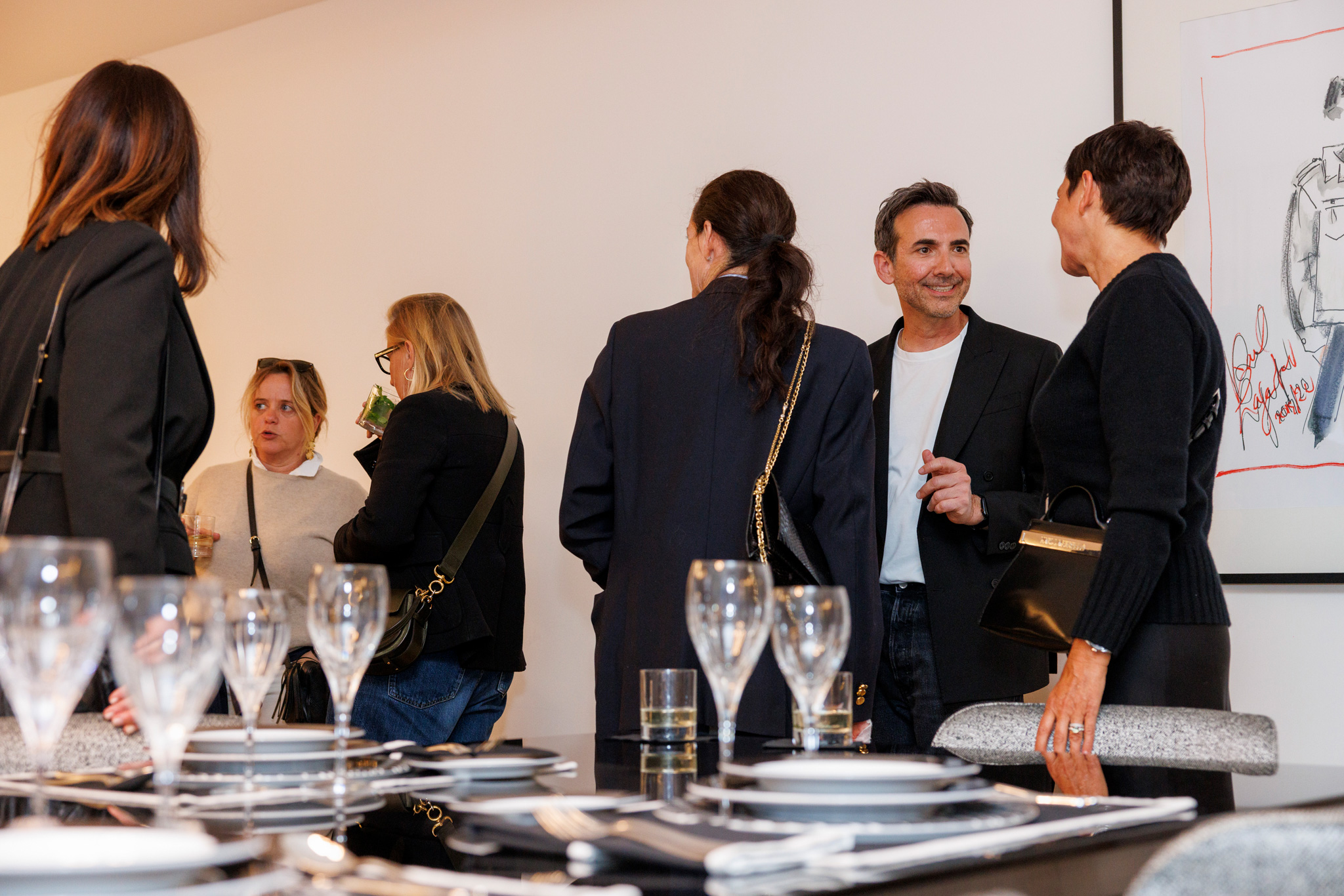 foto di partecipanti che conversano all'evento karl lagerfeld
