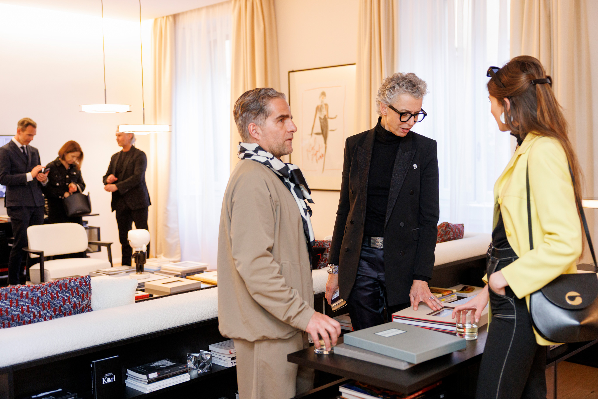 foto di partecipanti che conversano all'evento karl lagerfeld