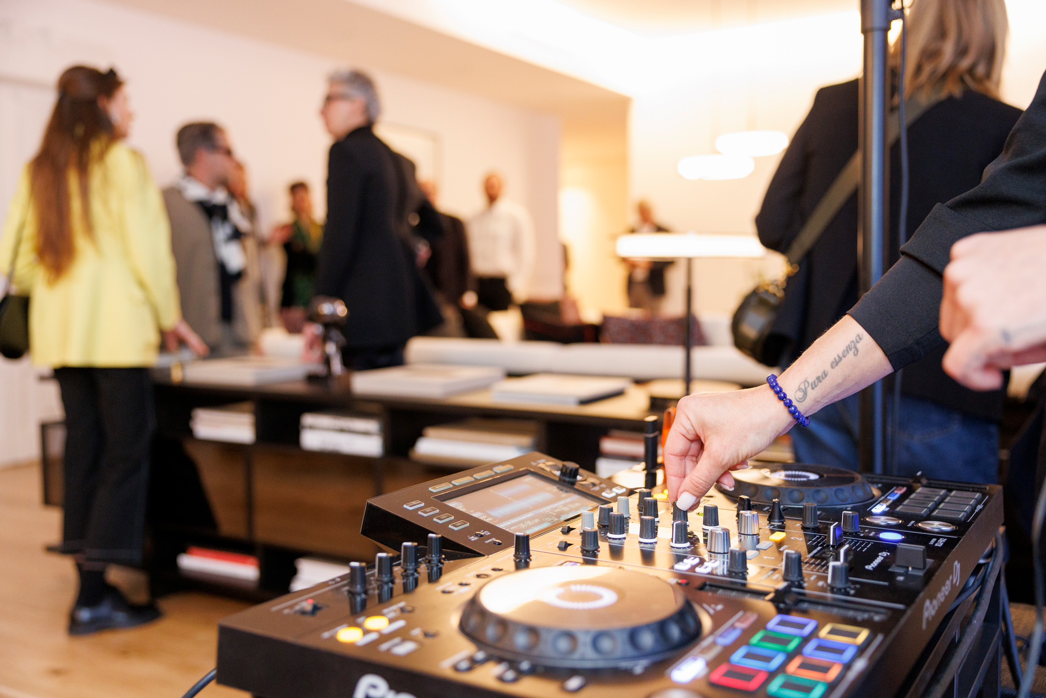 foto della dj che suona all'evento di karl lagerfeld