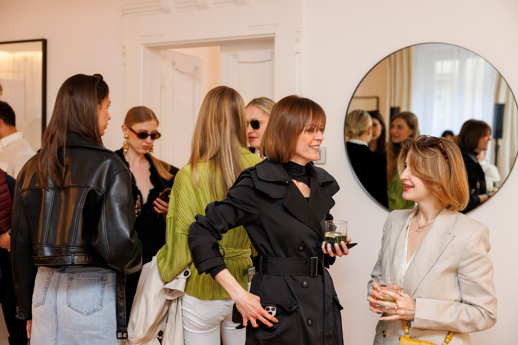 foto di partecipanti che conversano all'evento karl lagerfeld