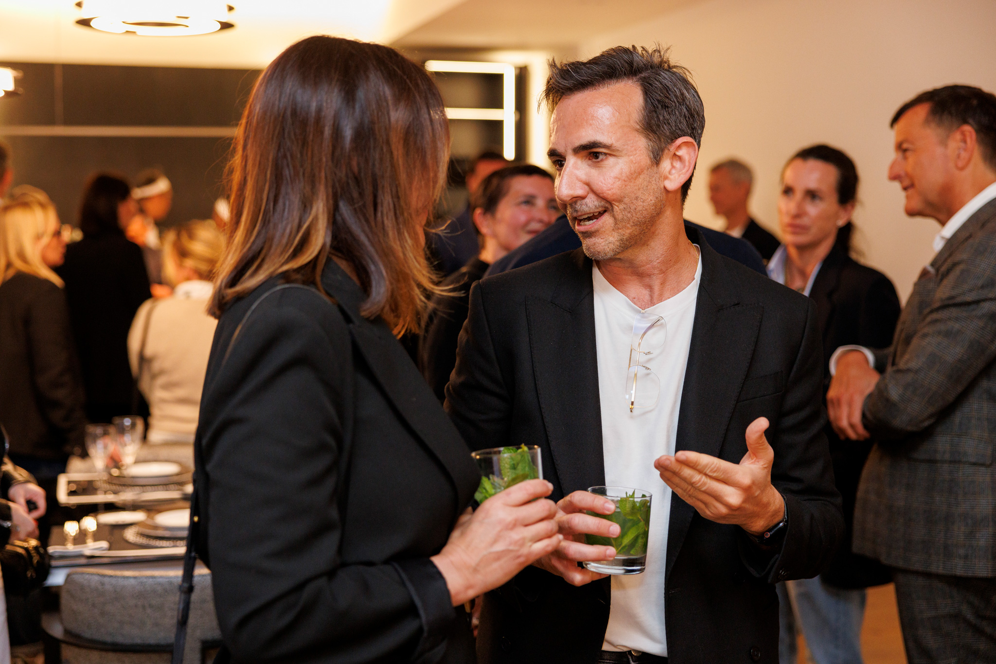 foto di partecipanti che conversano all'evento karl lagerfeld