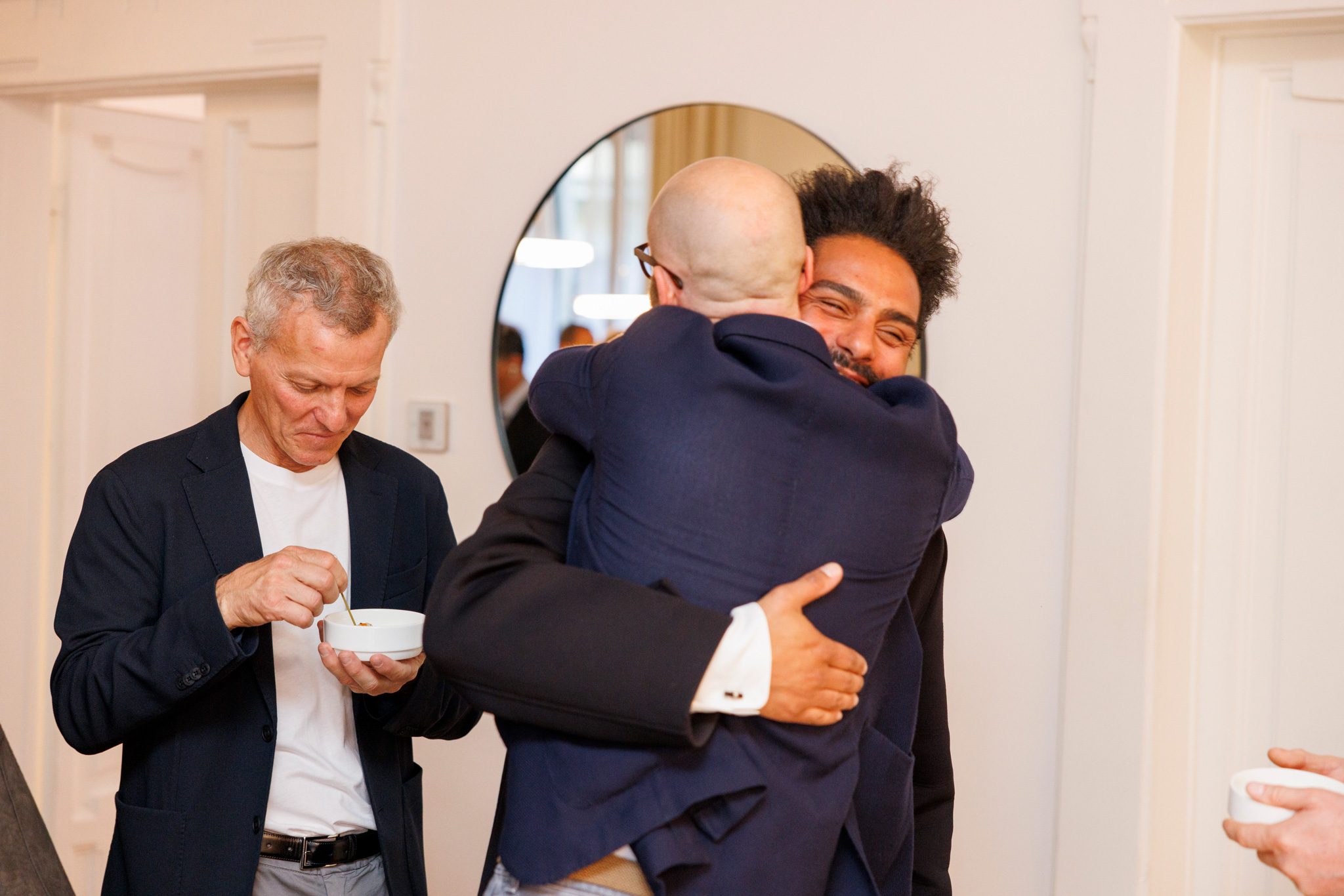 foto di partecipanti che conversano all'evento di karl lagerfeld