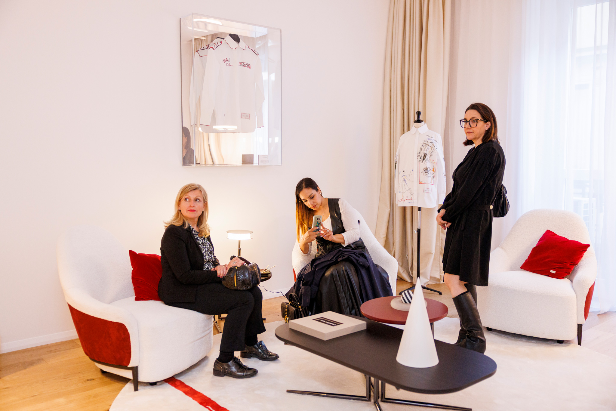 foto di partecipanti che conversano all'evento di karl lagerfeld