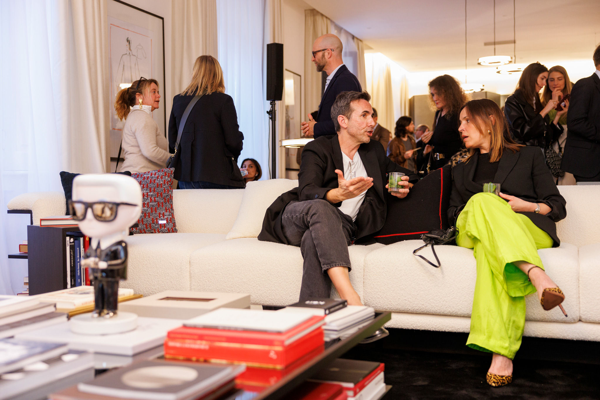 foto di partecipanti che conversano all'evento di karl lagerfeld
