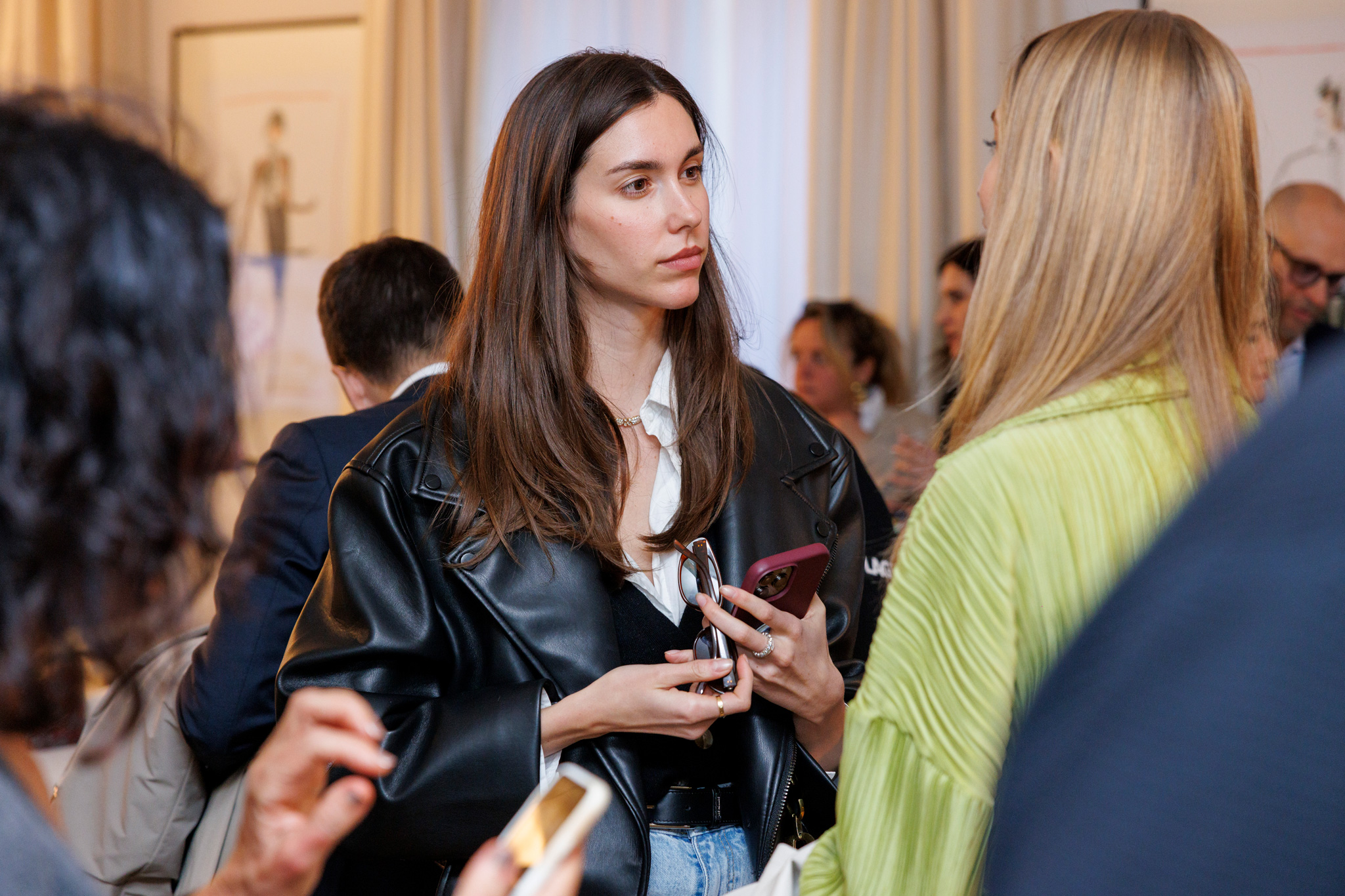 foto di partecipanti che conversano all'evento karl lagerfeld