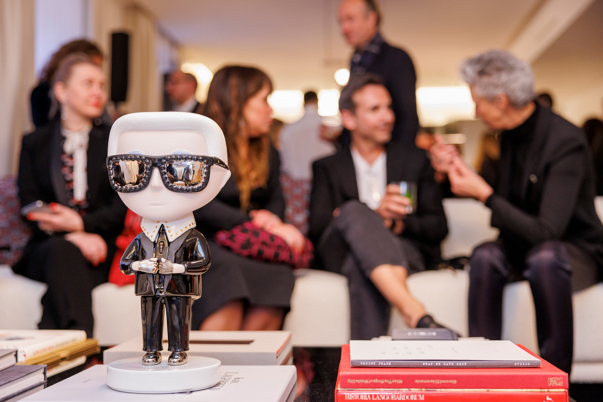 foto dell'esposizione dell'evento di karl lagerfeld
