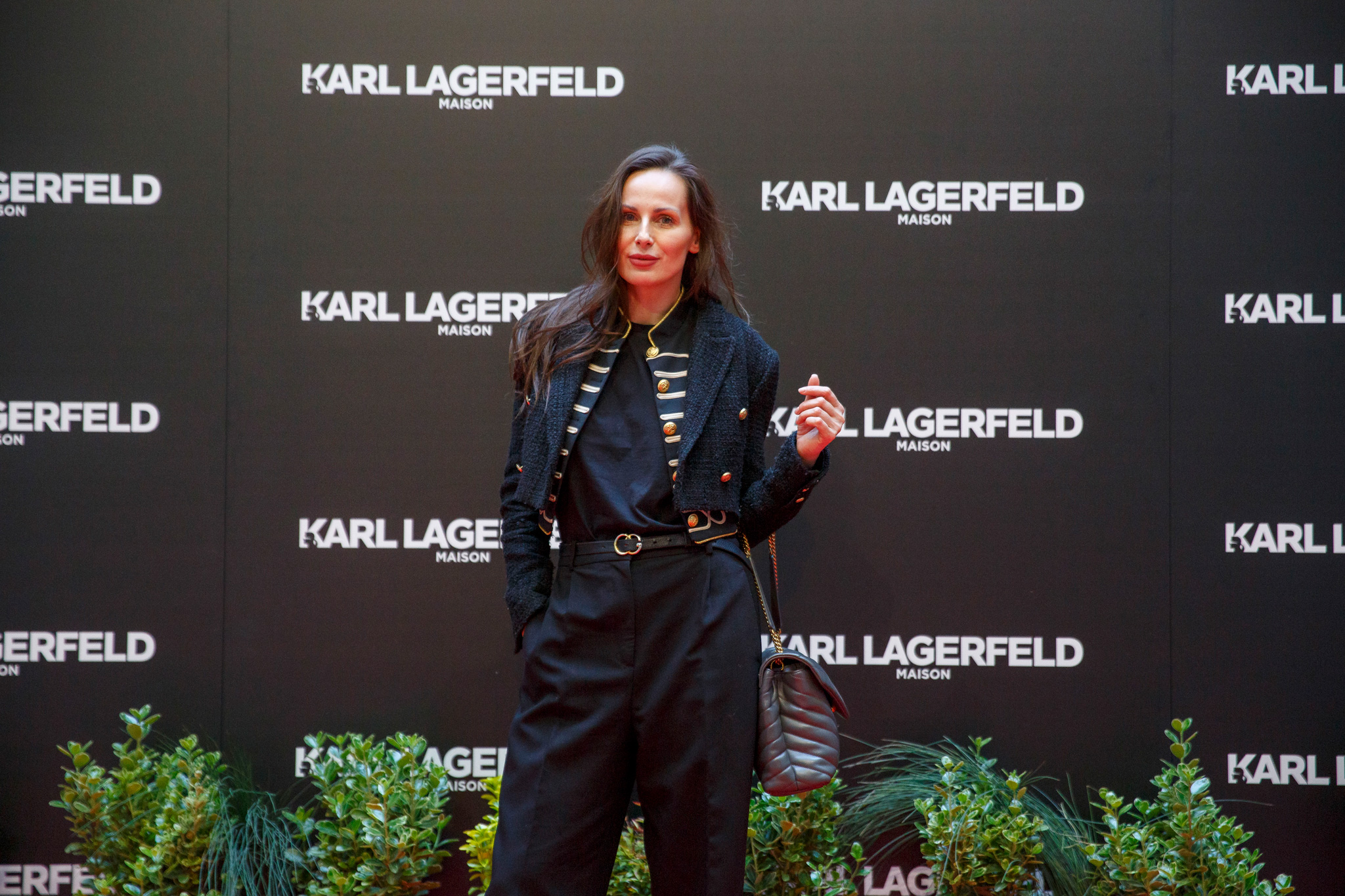 foto di una partecipante sul tappeto dell'evento di karl lagerfeld