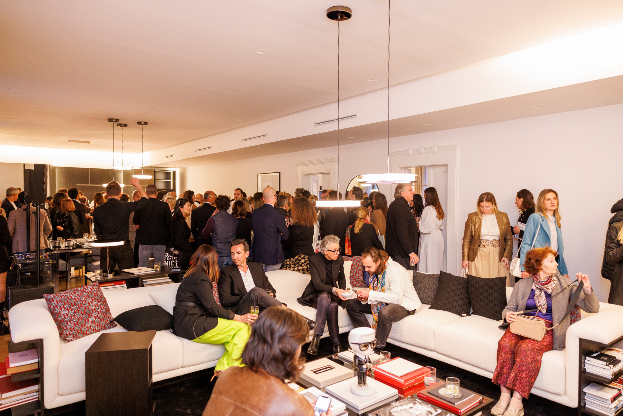 foto dei partecipanti all'evento di karl lagerfeld