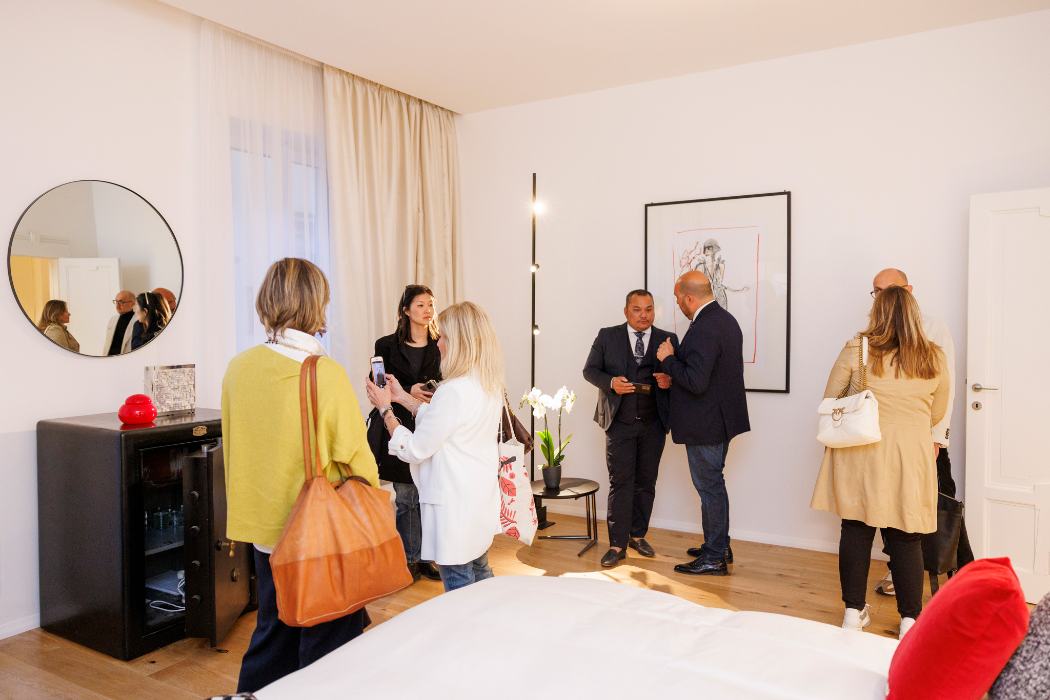 foto di partecipanti che guardano l'esposizione dell'evento di karl lagerfeld