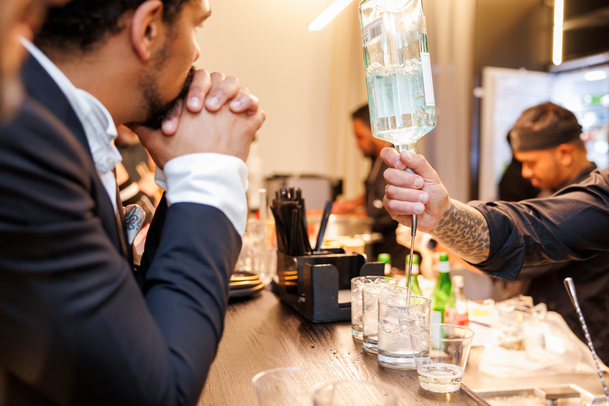 foto di un partecipante e del bar dell'evento di karl lagerfeld