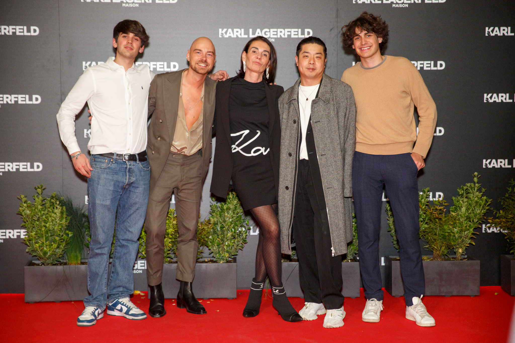 foto di partecipanti sul tappeto dell'evento di karl lagerfeld