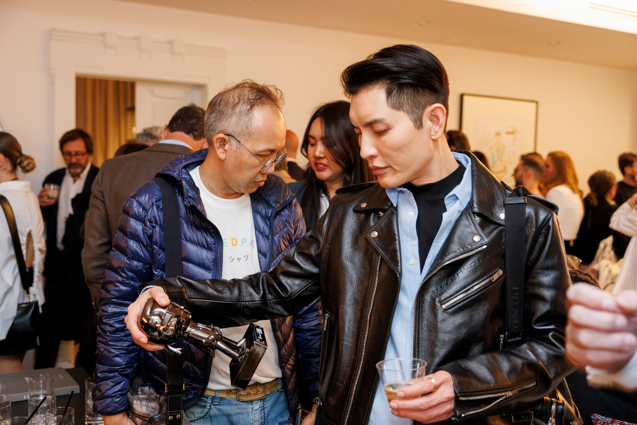 foto di partecipanti che conversano all'evento karl lagerfeld