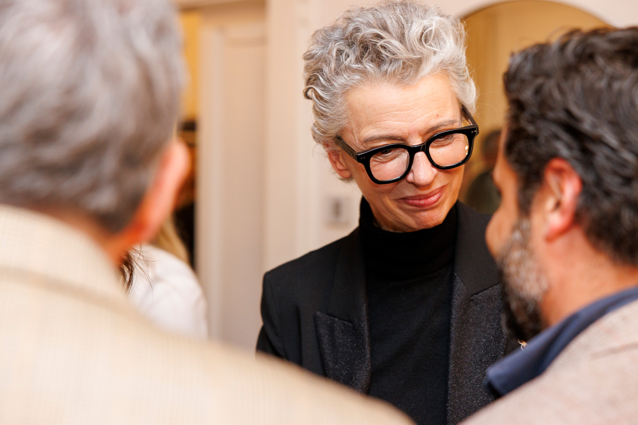 foto di partecipanti che conversano all'evento karl lagerfeld