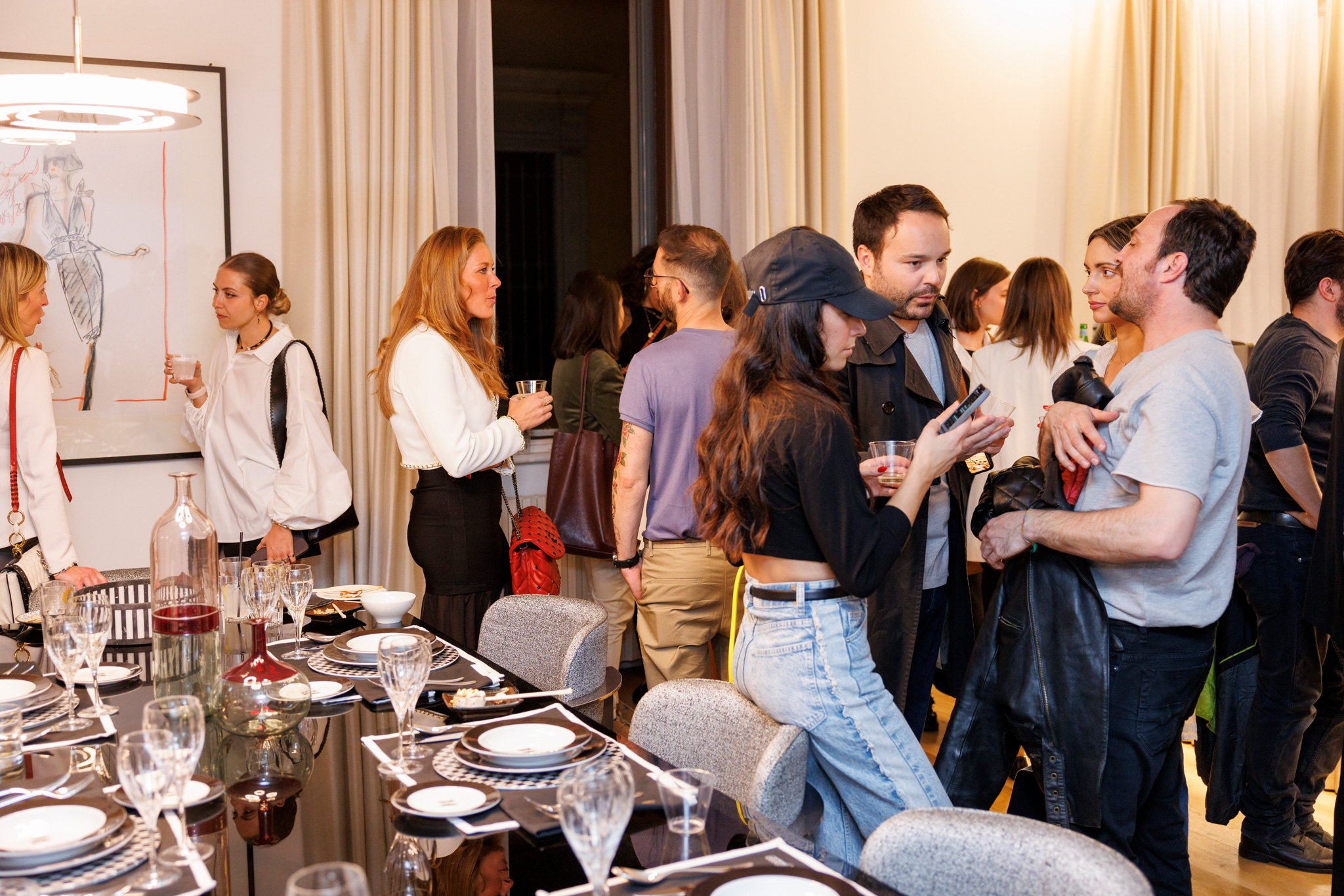 foto di partecipanti che conversano all'evento karl lagerfeld