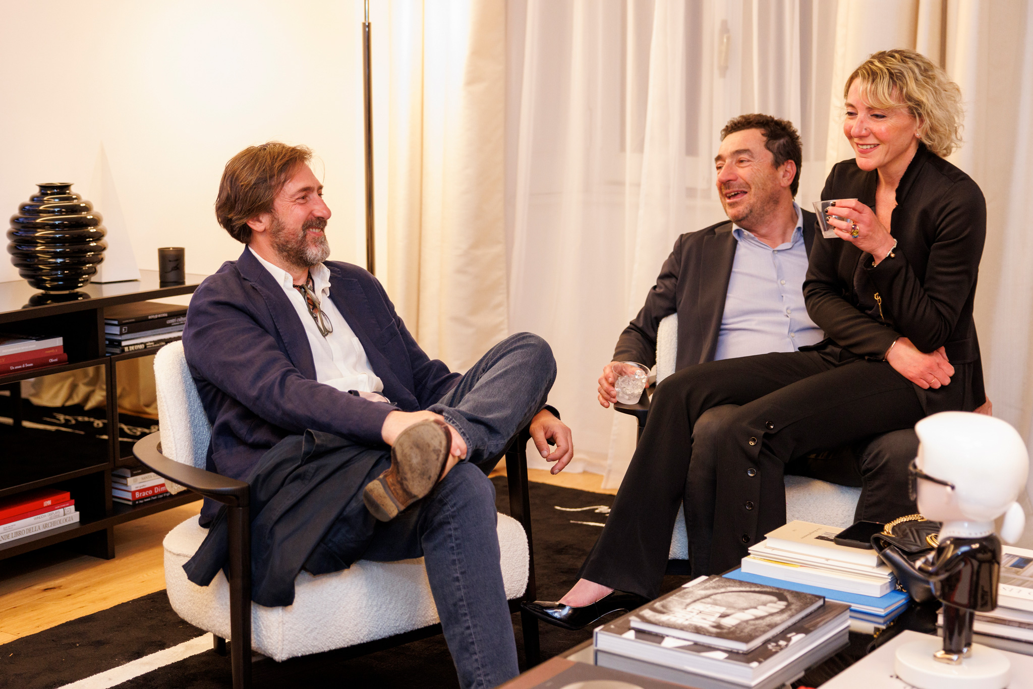 foto di partecipanti che conversano all'evento karl lagerfeld