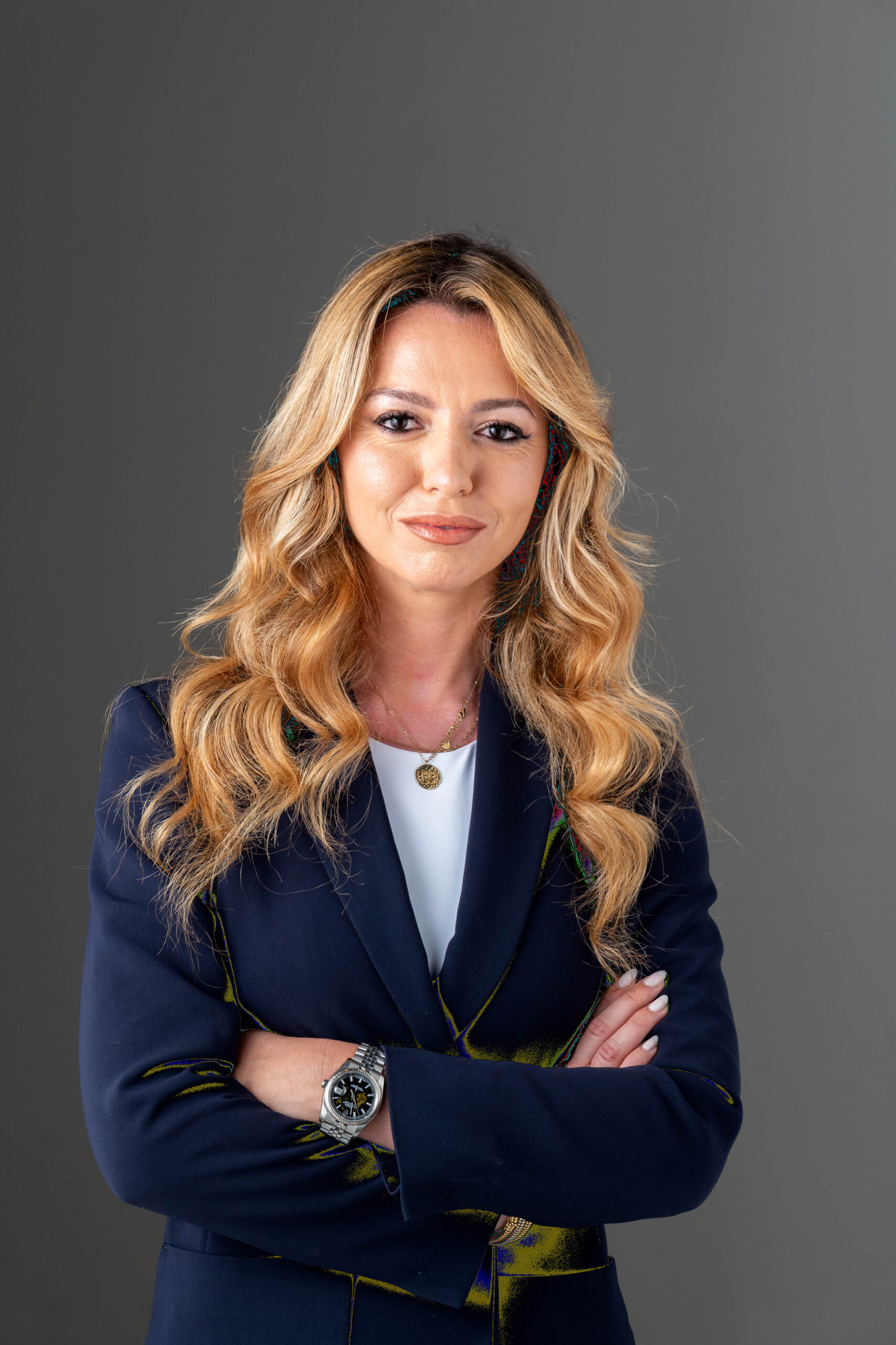 Fotografo-profilo-linkedin-ritratto-professionale-Milano Ritratto professionale business di una ragazza avvocato a Milano