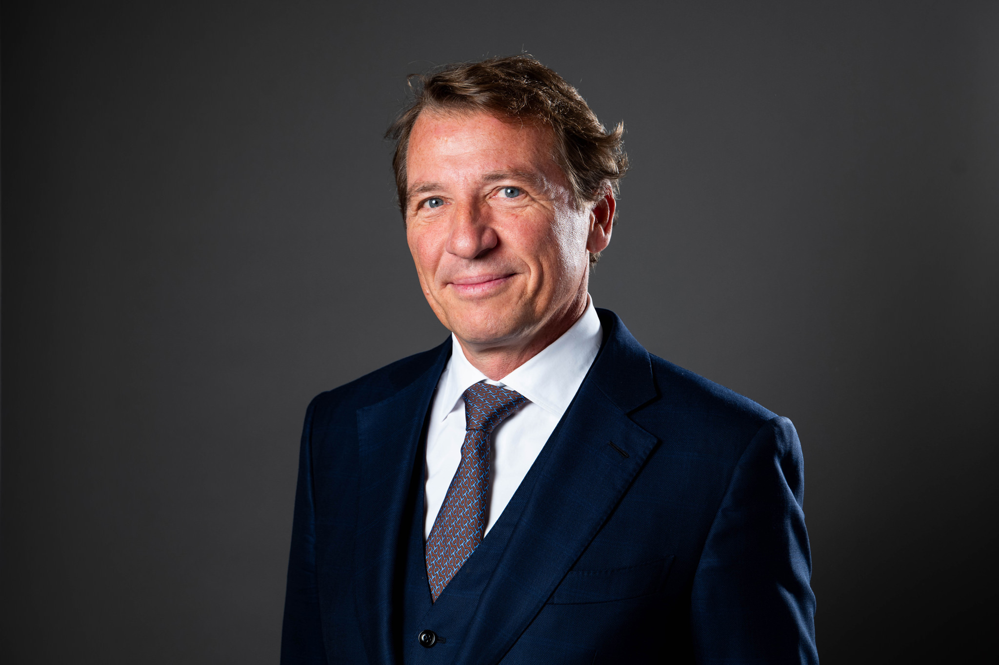 Fotografo-profilo-linkedin-ritratto-professionale-Milano Ritratto professionale business di un uomo d'affari a Milano