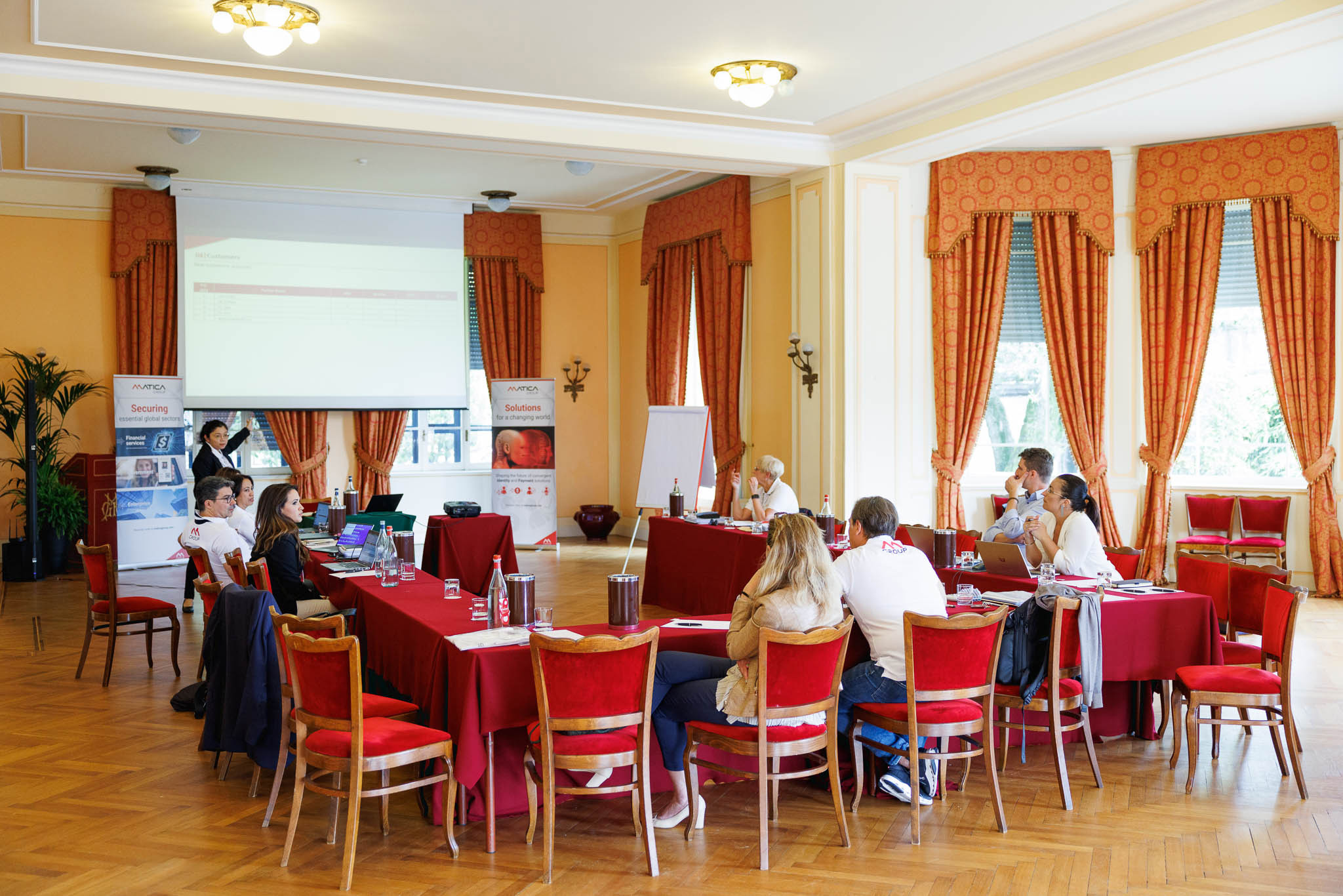 Foto business di conferenza presso il Lago Maggiore
