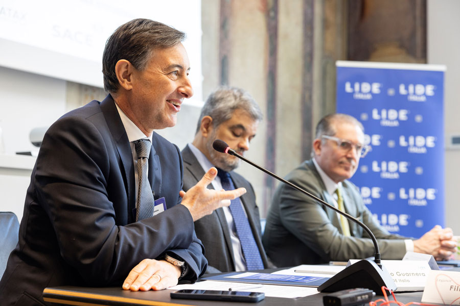 lideitalia Un manager che parla dal palco della conferenza
