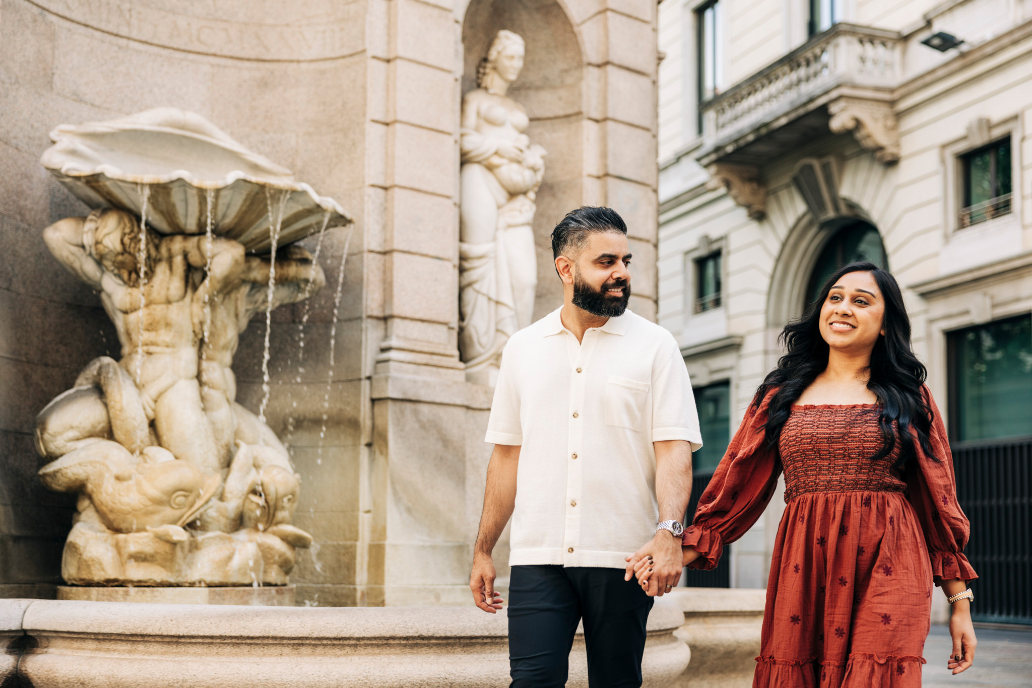Ritratto fotografico di coppia passeggiando per Milano