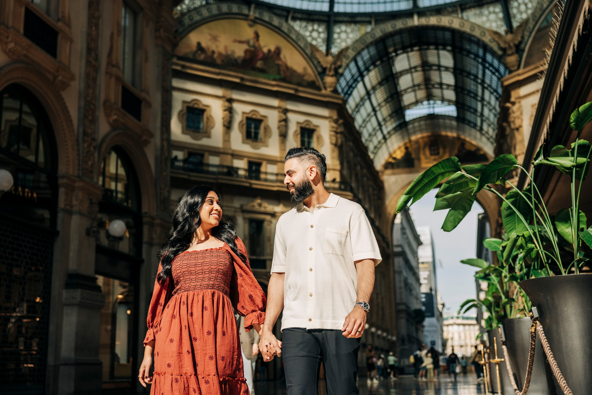 Ritratto fotografico di coppia passeggiando per Milano