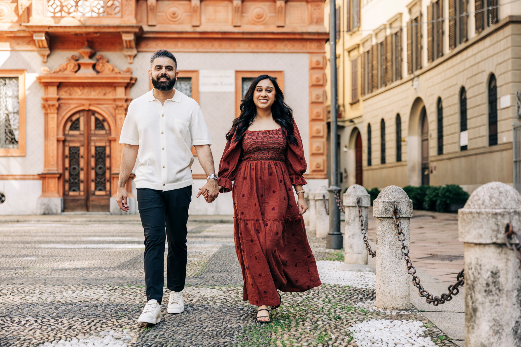 Ritratto fotografico di coppia passeggiando per Milano