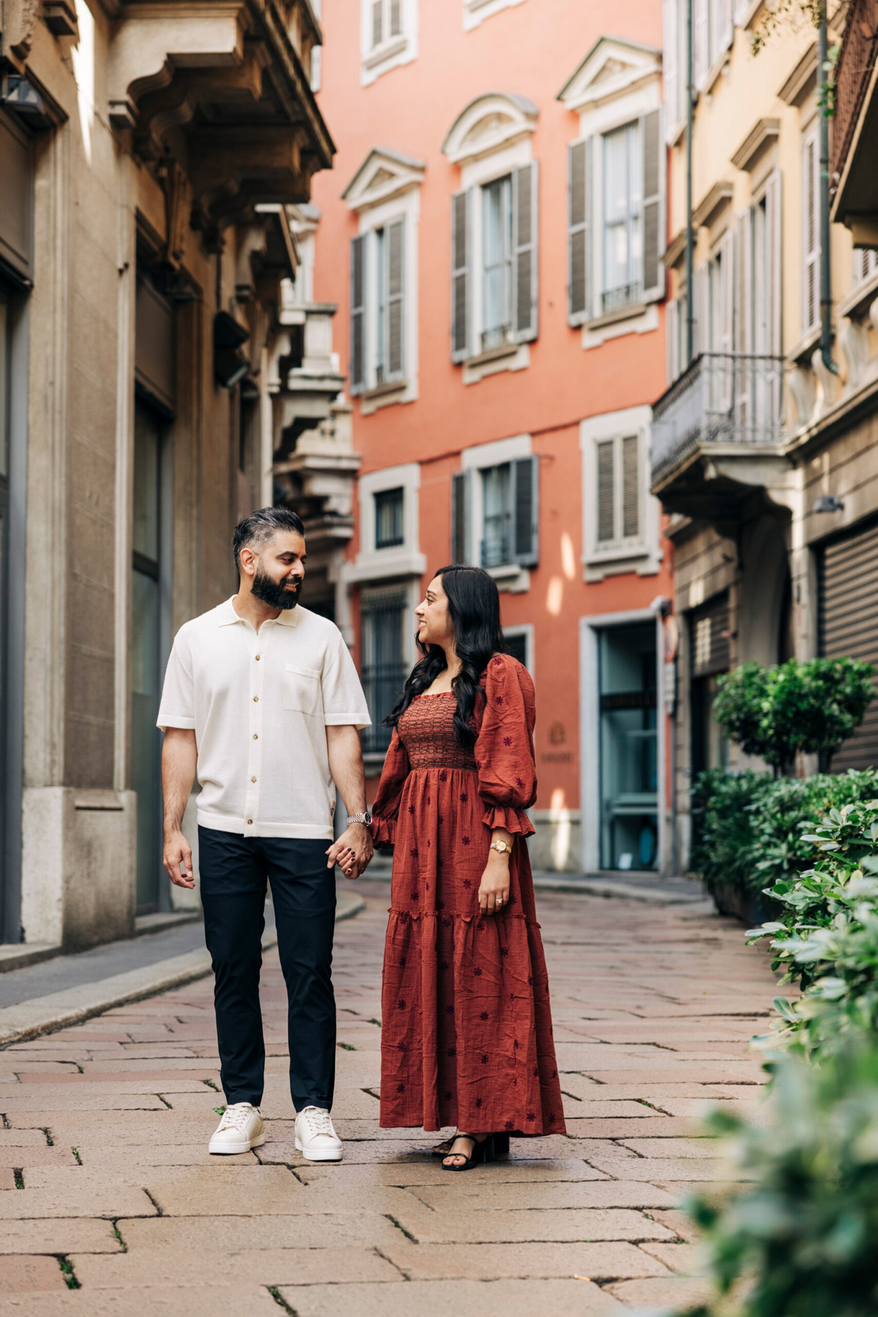 Ritratto fotografico di coppia passeggiando per Milano