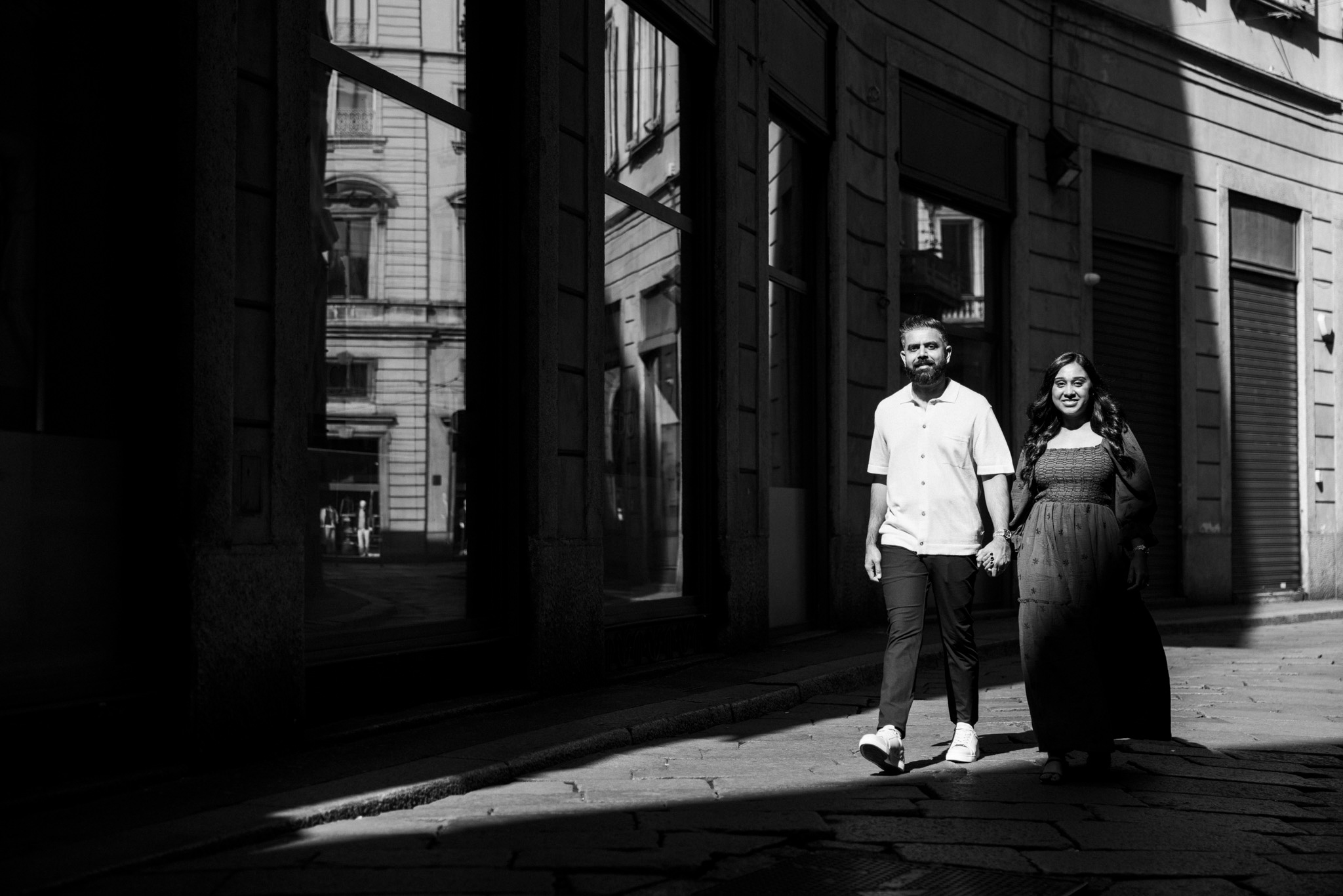 Ritratto fotografico di coppia passeggiando per Milano